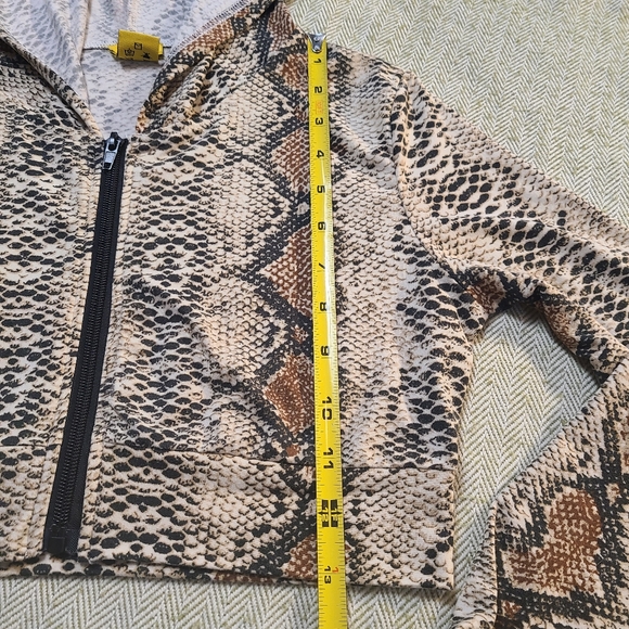 Daisy Women's Snakeskin Design Cropped Long Sleeves Front Zip Top size M - Picture 14 of 14